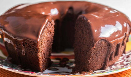 Bolo de chocolate fofinho e molhadinho com calda de chocolate